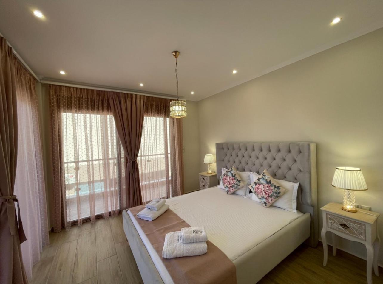 Agora Luxury Villa I 루트라키 외부 사진
