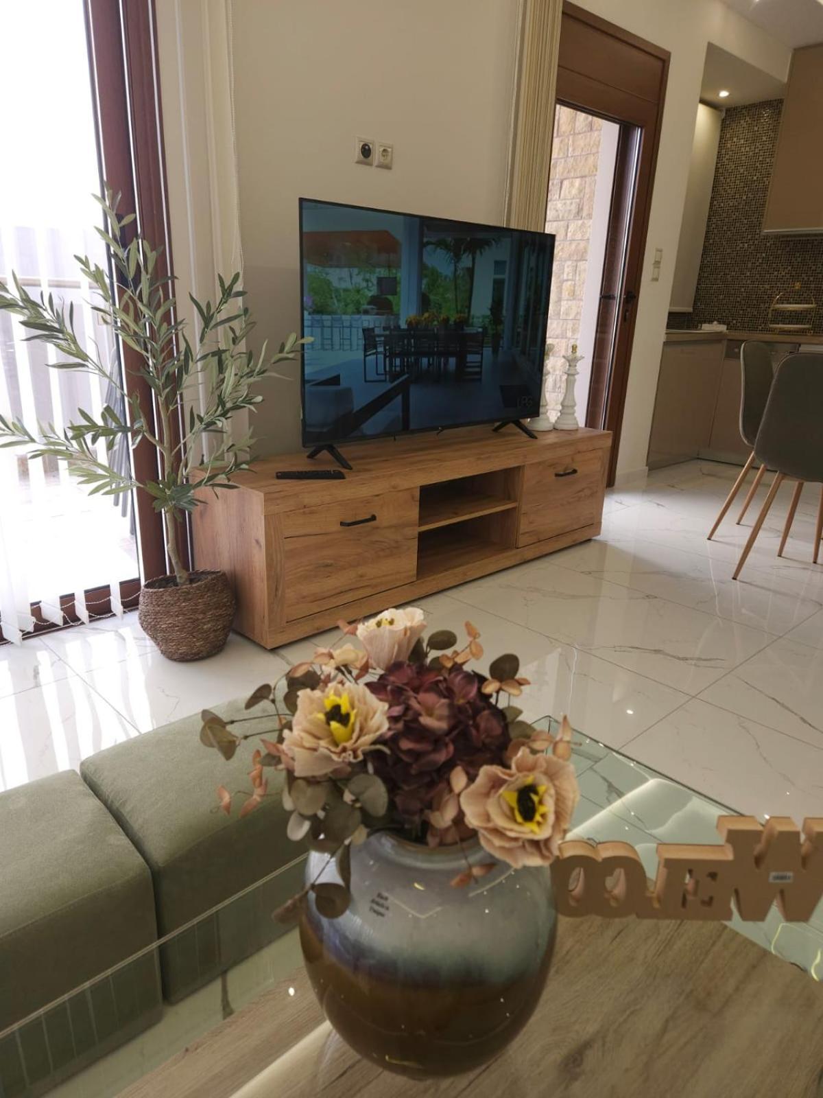 Agora Luxury Villa I 루트라키 외부 사진
