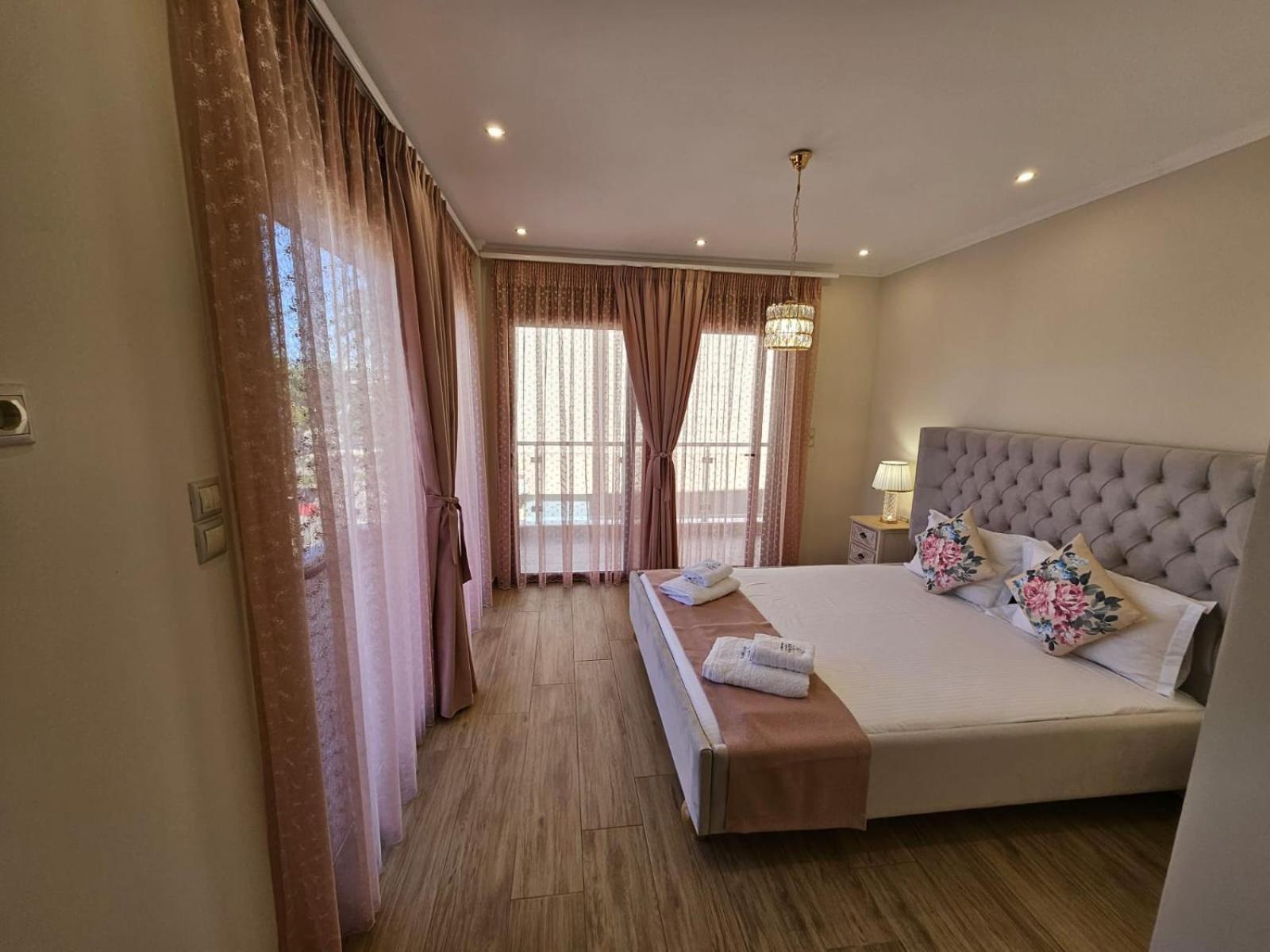 Agora Luxury Villa I 루트라키 외부 사진